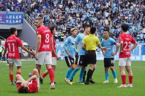 米乐体育-足球比赛中球员表现出色，引发球迷热议(足球比赛中球员表现出色,引发球迷热议的是)